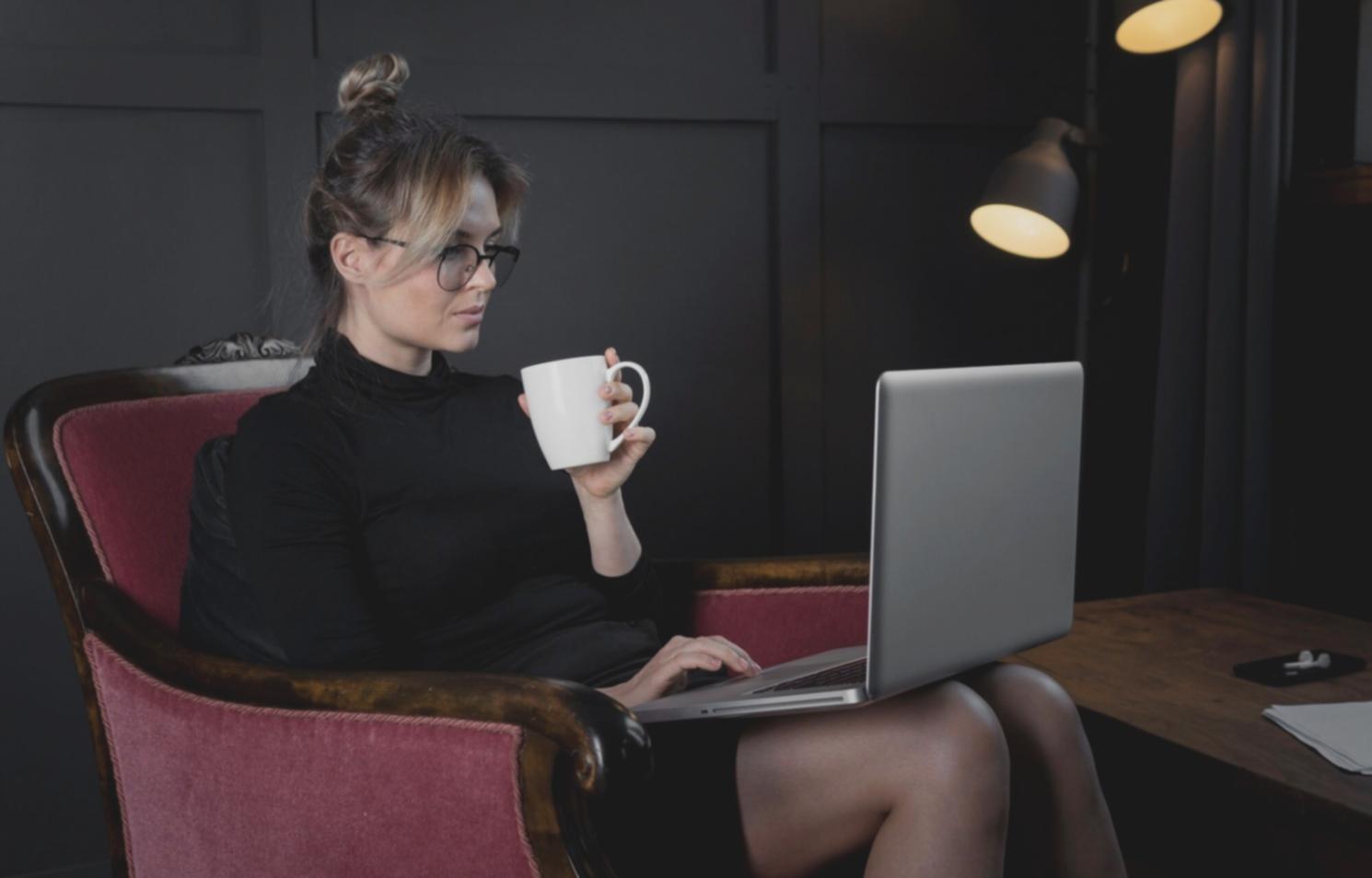 Consultant financier analysant des données de marché